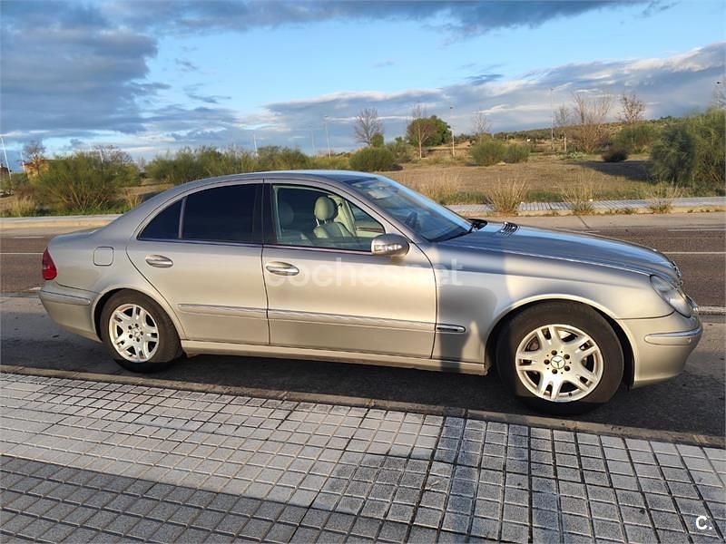 Usado Mercedes E320 Elegance 197 CV (144 kW) 2003 Gris / plata Berlina