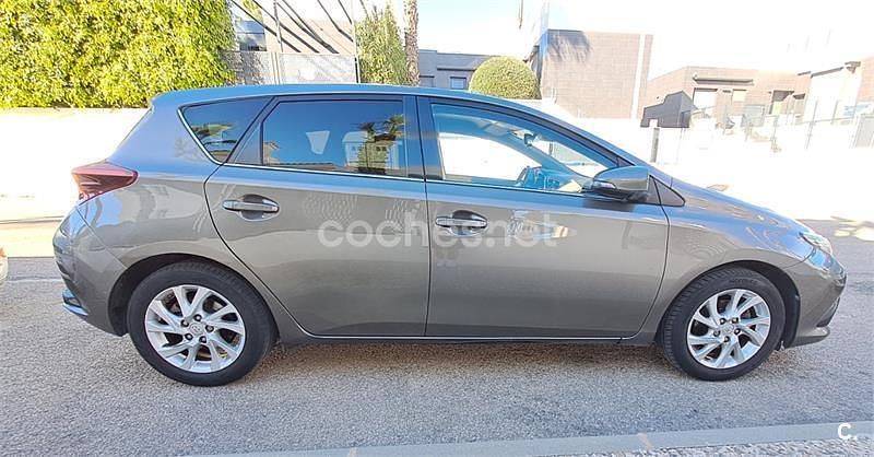 Usado Toyota Auris Active 116 CV (85 kW) 2017 Marrón Berlina