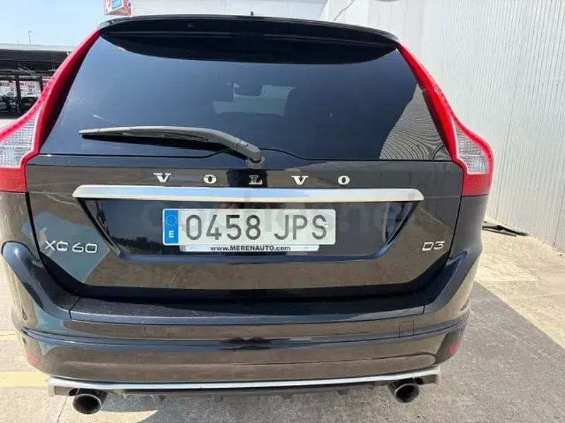Usado Volvo XC60 R-Design Momentum 150 CV (110 kW) 2016 Negro SUV