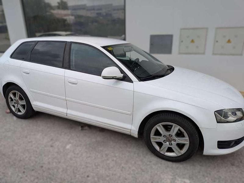Usado Audi A3 Sportback Attraction 105 CV (77 kW) 2010 Blanco Utilitario