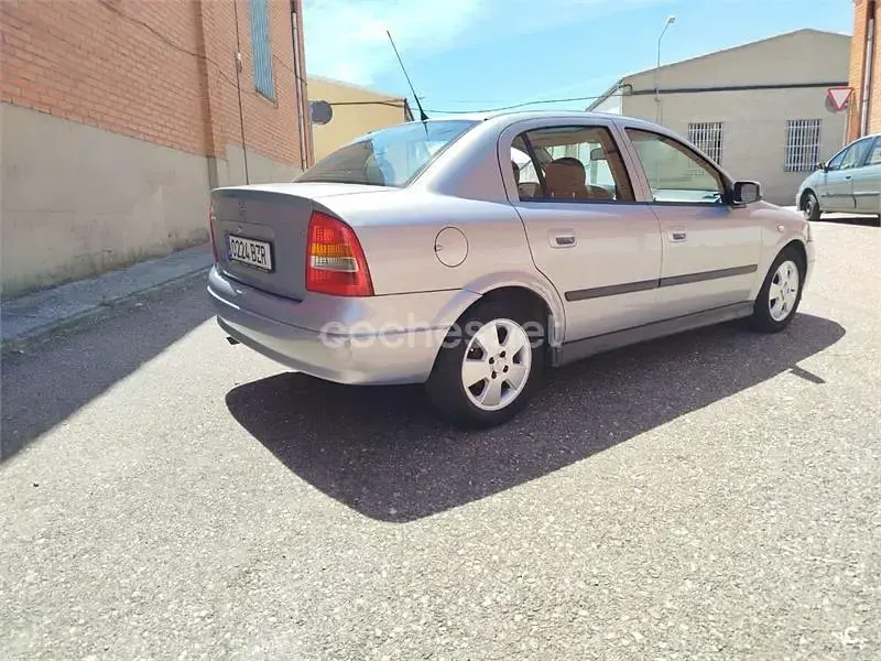 Usado Opel Astra Edition 100 CV (73 kW) 2002 Gris / plata Berlina
