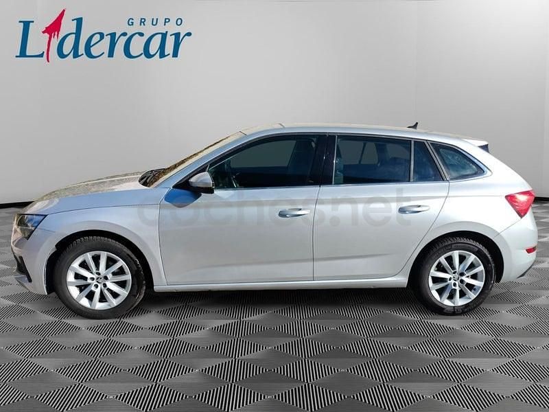 Usado Skoda Scala Ambition 110 CV (80 kW) 2021 Gris / plata Utilitario
