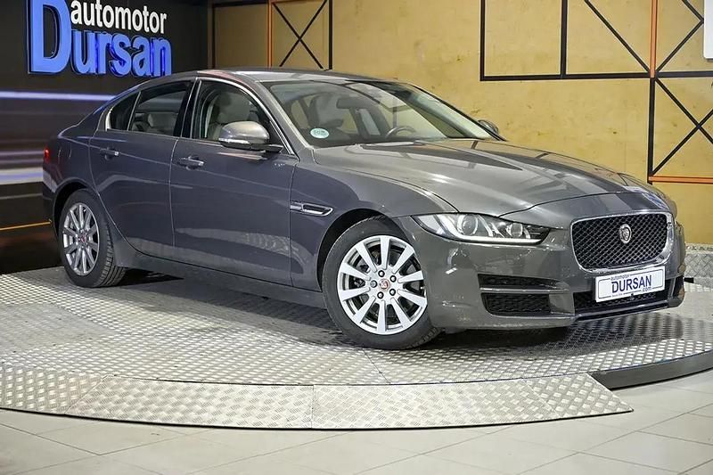 Usado Jaguar XE Pure 182 HP (133 kW) 2016 Cinzento Sedan