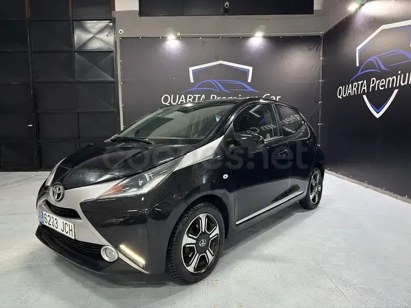 Usado Toyota Aygo X-play 69 CV (50 kW) 2015 Negro Utilitario