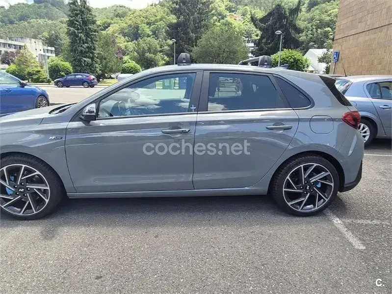 Usado Hyundai i30 N Line 160 CV (117 kW) 2023 Gris / plata Berlina