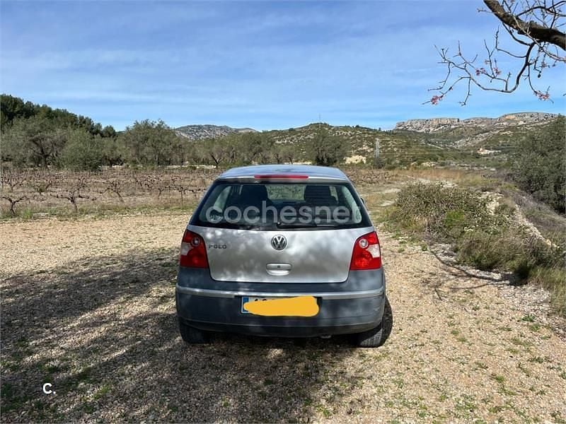 Usado VW Polo Highline 75 CV (55 kW) 2003 Gris / plata Berlina