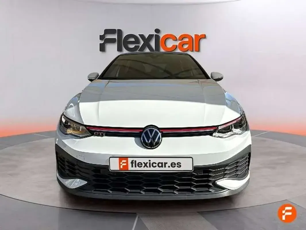 Usado VW Golf VII GTI 300 CV (220 kW) 2021 Blanco Utilitario
