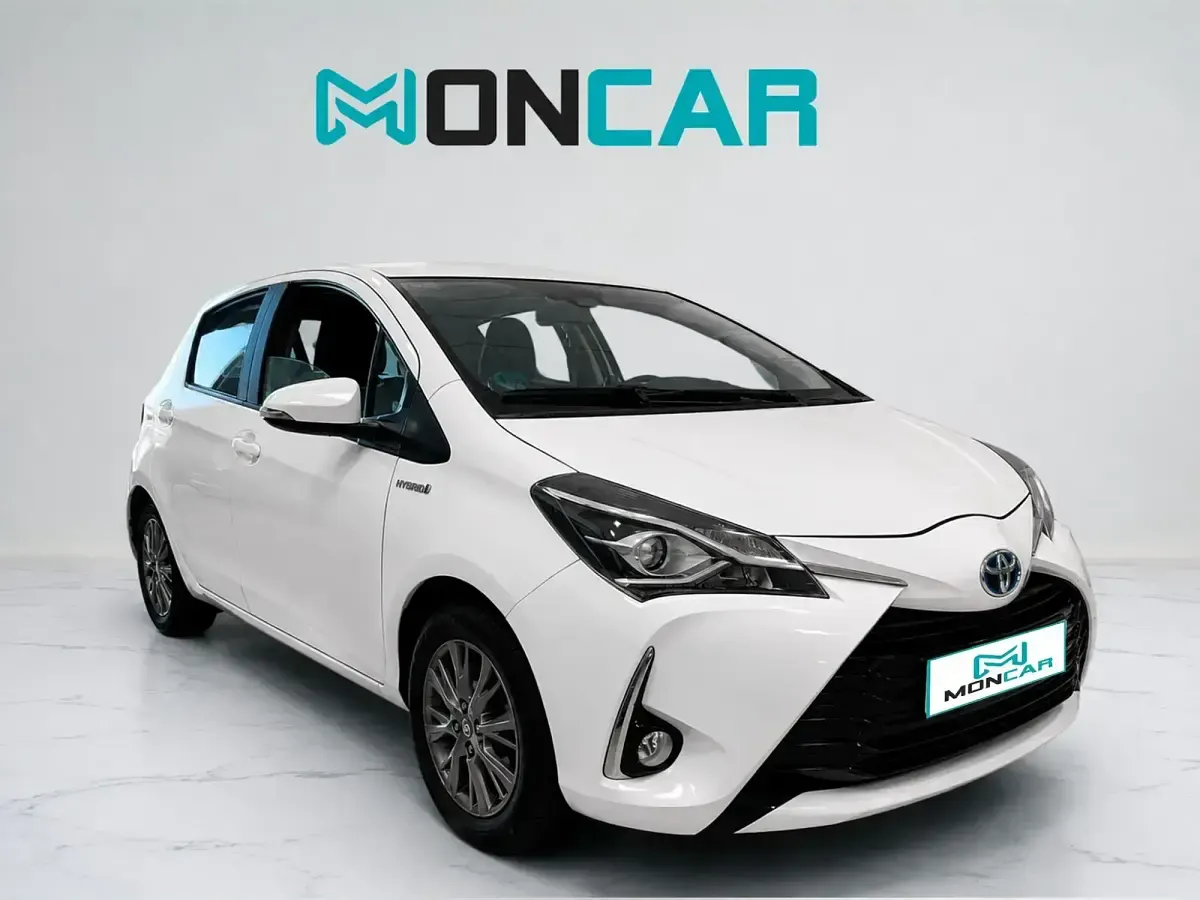 Usado Toyota Yaris Hybrid Active 100 CV (73 kW) 2019 Blanco Berlina