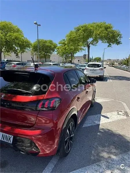 Usado Peugeot 208 GT-line 100 CV (73 kW) 2021 Rojo Utilitario