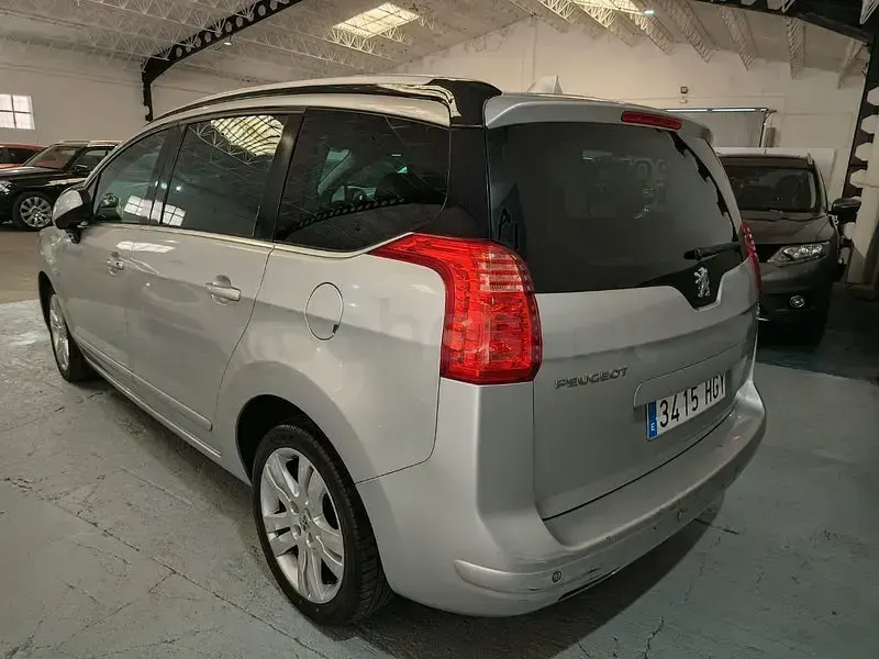 Usado Peugeot 5008 Access 112 CV (82 kW) 2012 Gris / plata Monovolumen