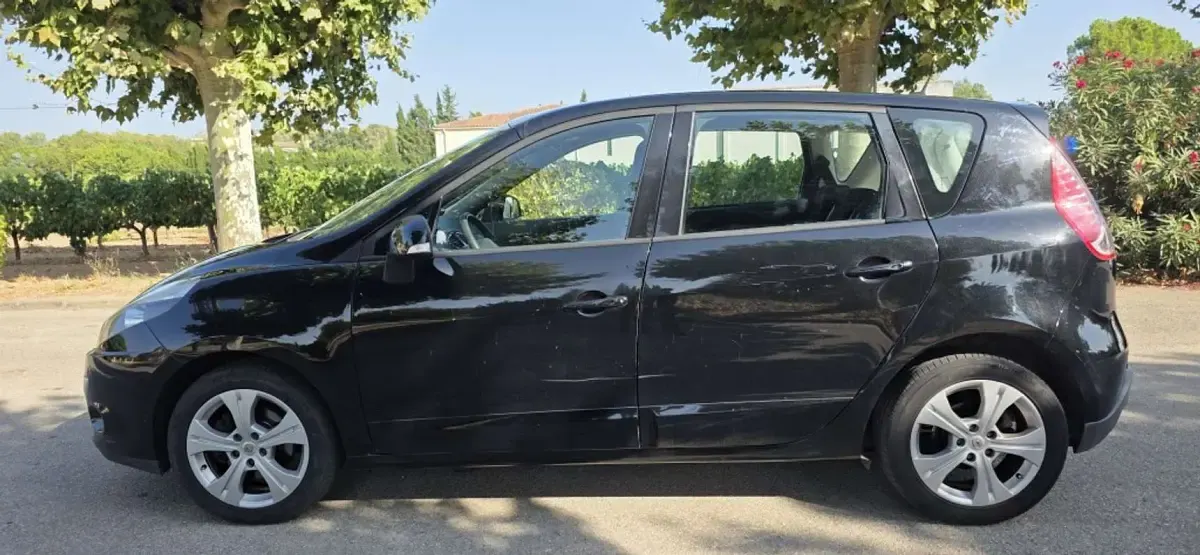 Usado Renault Scénic III 110 CV (80 kW) 2011 Negro Monovolumen