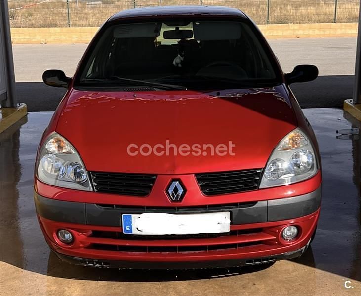 Usado Renault Clio II Dynamique 80 CV (58 kW) 2004 Granate Berlina