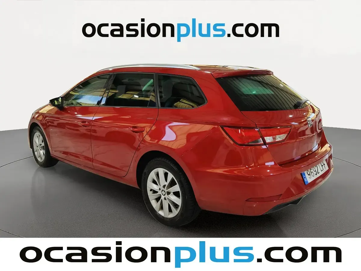 Usado Seat Leon Style 115 CV (84 kW) 2020 Rojo Monovolumen
