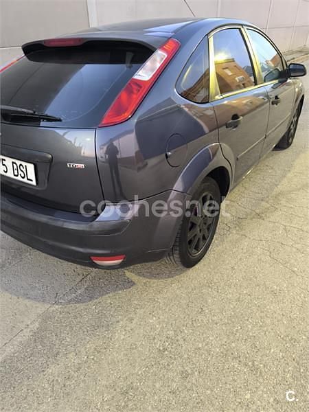 Usado Ford Focus Ghia 109 CV (80 kW) 2005 Gris / plata Berlina