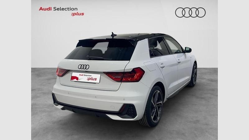 Usado Audi A1 Sportback Black Edition 116 CV (85 kW) 2025 Blanco glaciar (metalizado)/techo negro mito Utilitario