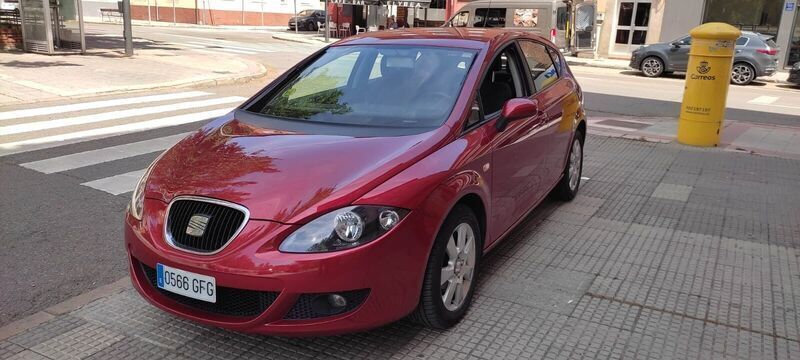 Usado Seat Leon Ecomotive 105 CV (77 kW) 2008 Rojo