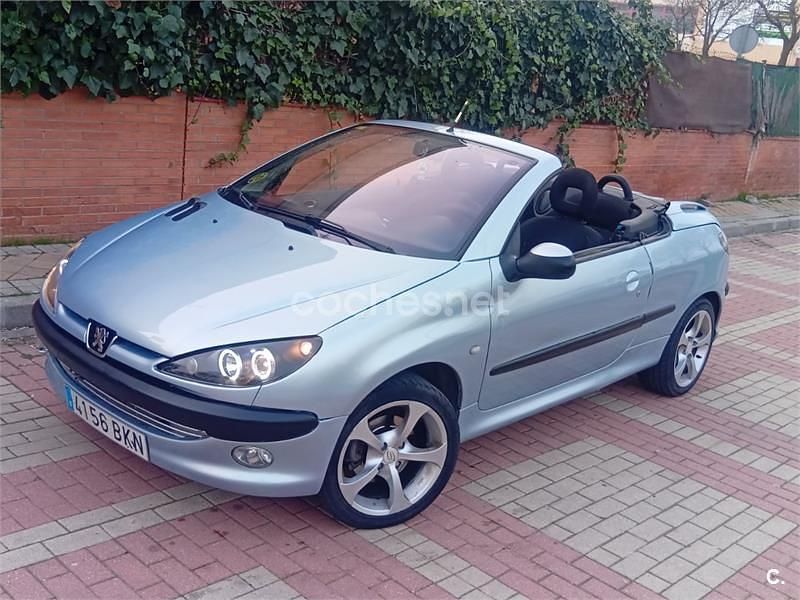 Usado Peugeot 206 110 CV (80 kW) 2001 Azul Descapotable
