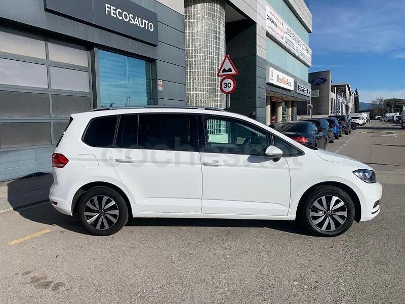 Usado VW Touran Advance 122 CV (89 kW) 2022 Blanco Monovolumen