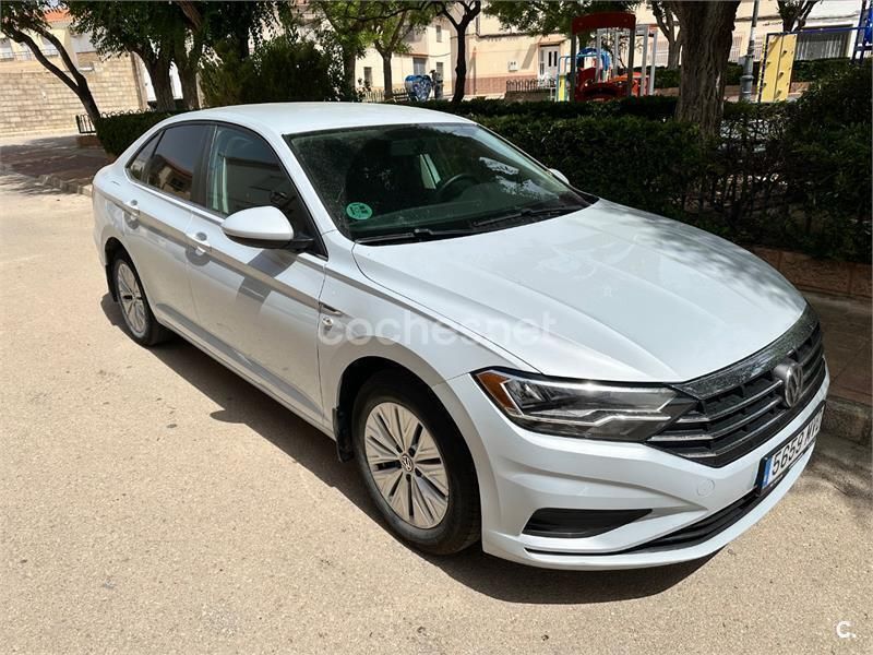 Gris / plata Usado 2016 VW Jetta Sportline Berlina | 13.500 € - Imagen 1/4