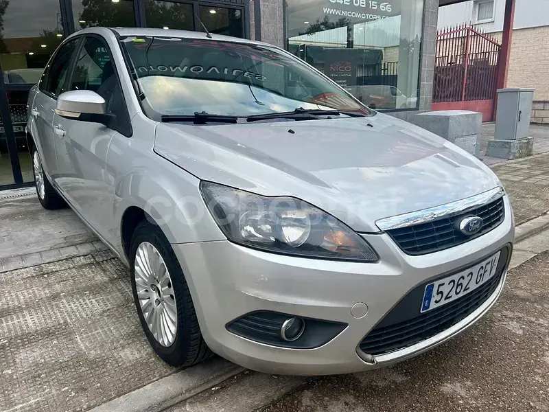 Usado Ford Focus Titanium 109 CV (80 kW) 2008 Gris / plata Berlina