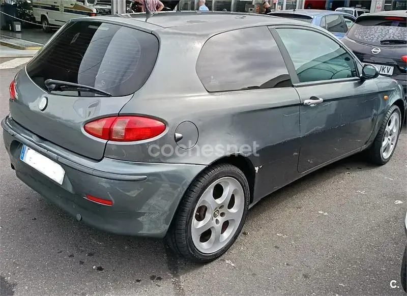 Usado Alfa Romeo 147 Distinctive 115 CV (84 kW) 2001 Gris / plata Utilitario