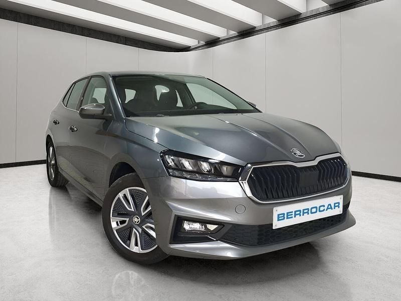 Gris Usado 2023 Skoda Fabia Ambition | 15.450 € (Buen precio) - Imagen 1/4