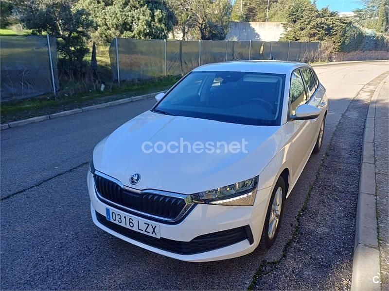 Usado Skoda Scala Active 90 CV (66 kW) 2022 Blanco Utilitario