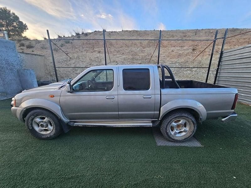 Usado Nissan Navara SE 190 CV (139 kW) 2010 Gris / plata Recogida