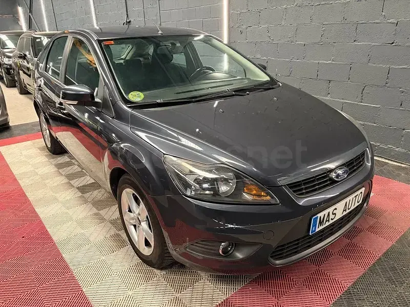 Usado Ford Focus Trend 109 CV (80 kW) 2010 Gris / plata Berlina