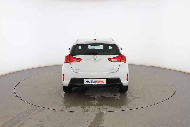Usado Toyota Auris Active 125 CV (91 kW) 2015 Blanco Berlina