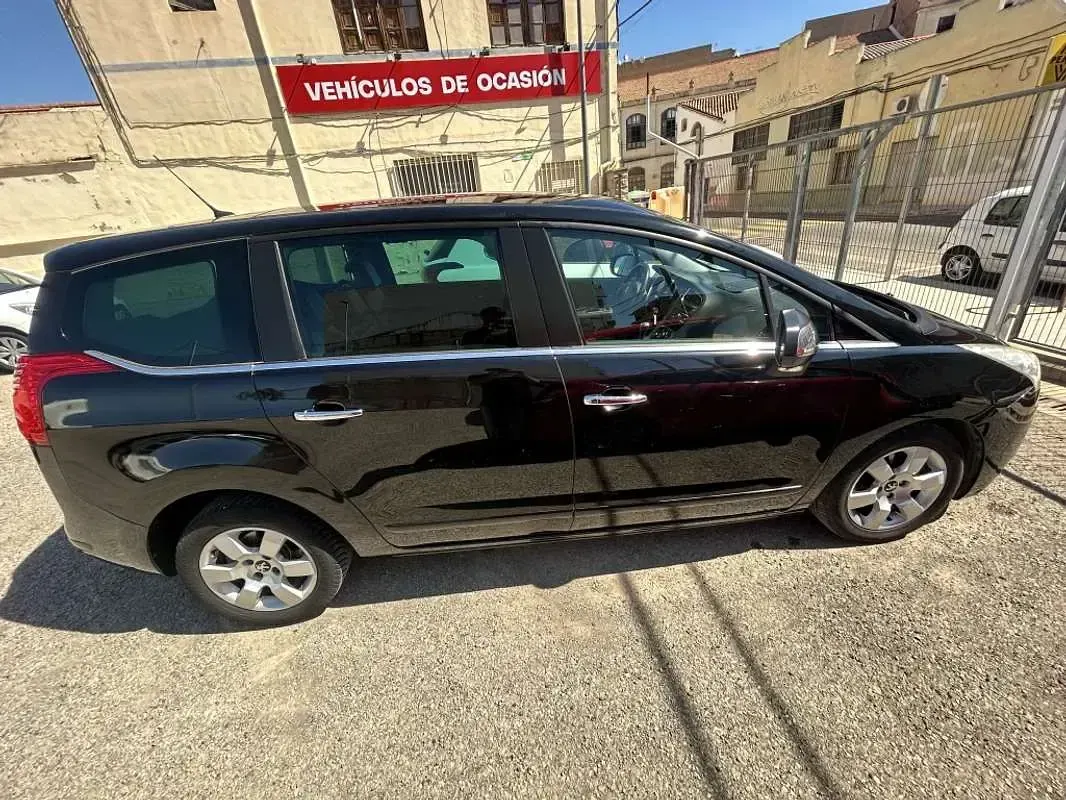 Usado Peugeot 5008 Premium 111 CV (81 kW) 2012 Negro Monovolumen