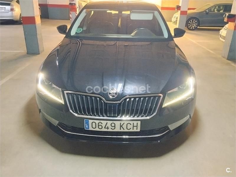 Usado Skoda Superb Ambition 150 CV (110 kW) 2017 Negro Berlina