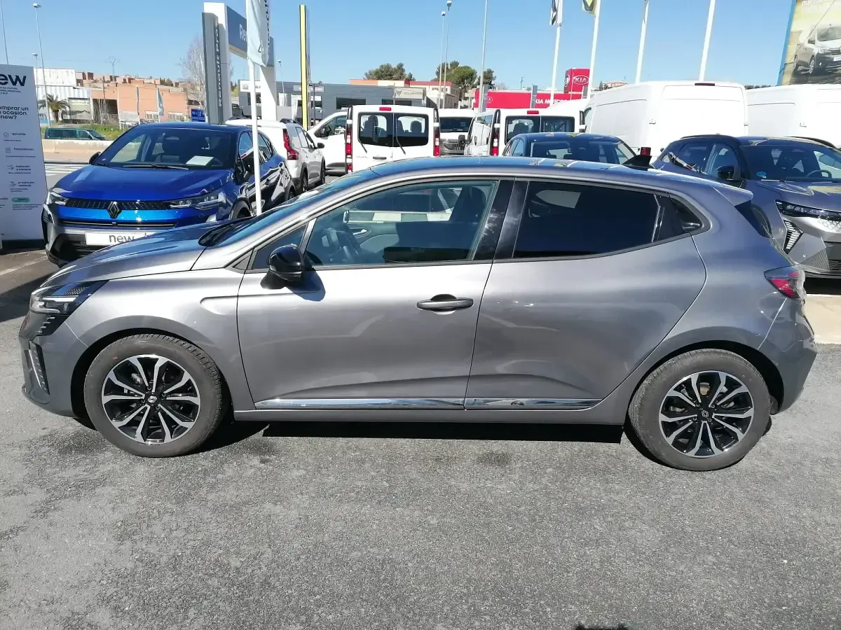Usado Renault Clio V Techno 90 CV (66 kW) 2023 Gris / plata Berlina