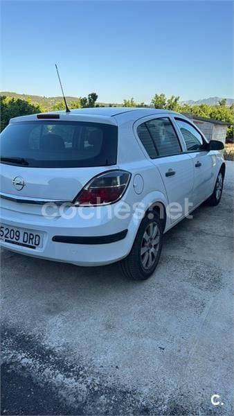 Blanco Usado 2006 Opel Astra Cosmo Berlina | 2900 € (Precio justo) - Imagen 1/4