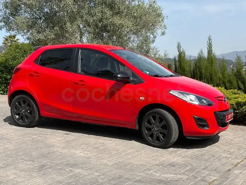 Usado Mazda 2 75 CV (55 kW) 2014 Rojo Berlina