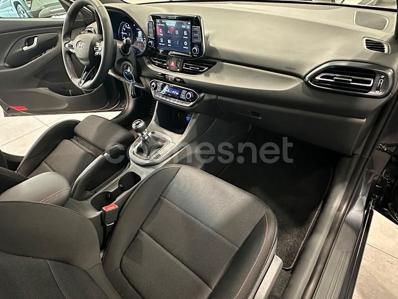 Gris / plata Usado 2024 Hyundai i30 N Line Berlina | 22.900 € (Caro) - Imagen 1/4