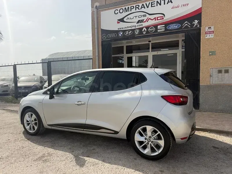 Usado Renault Clio IV LIMITED 90 CV (66 kW) 2018 Gris / plata Berlina