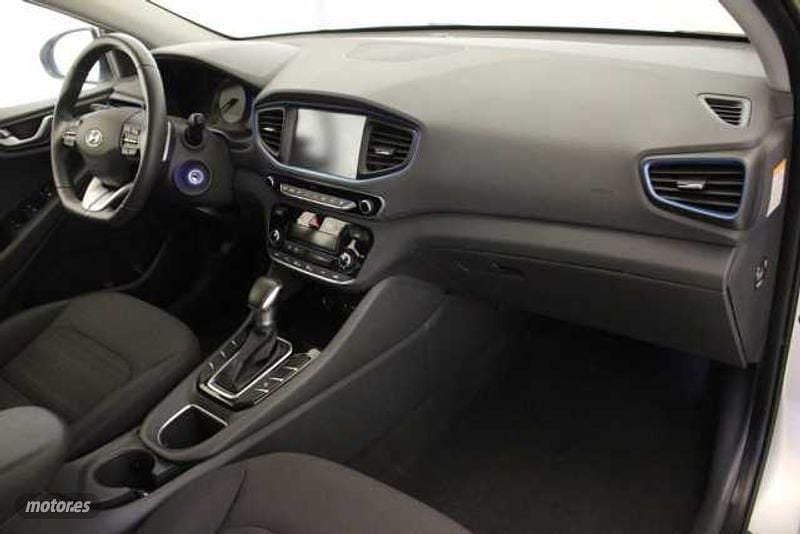 Usado Hyundai Ioniq 105 CV (77 kW) 2018 Plateado Utilitario