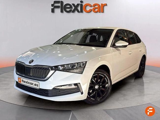 Usado Skoda Scala Ambition 110 CV (80 kW) 2021 Blanco Utilitario