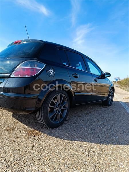 Usado Opel Astra Cosmo 120 CV (88 kW) 2007 Negro Berlina