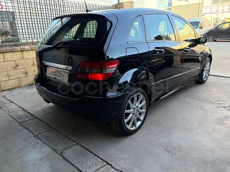 Usado Mercedes B200 140 HP (102 kW) 2007 Preto Monovolume