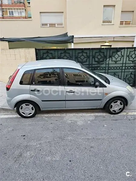 Usado Ford Fiesta Ambiente 68 CV (50 kW) 2004 Gris / plata Utilitario