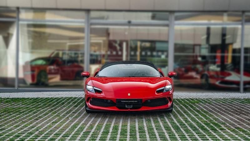 Begagnad Ferrari 296 830 HK (610 kW) 2025 Sportkupé