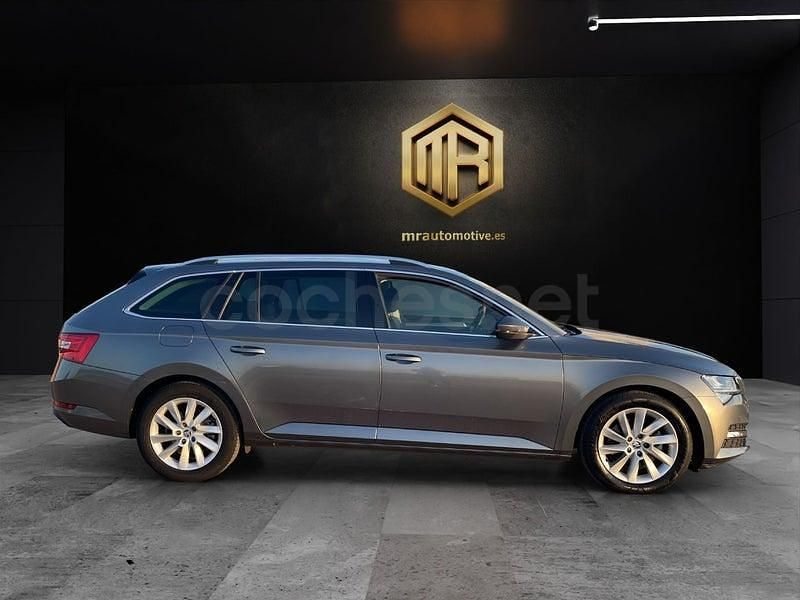 Usado Skoda Superb Ambition 150 CV (110 kW) 2022 Gris / plata Familiar