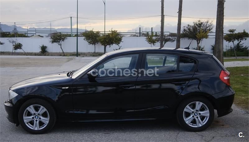 Usado BMW 118 122 CV (89 kW) 2008 Negro Utilitario