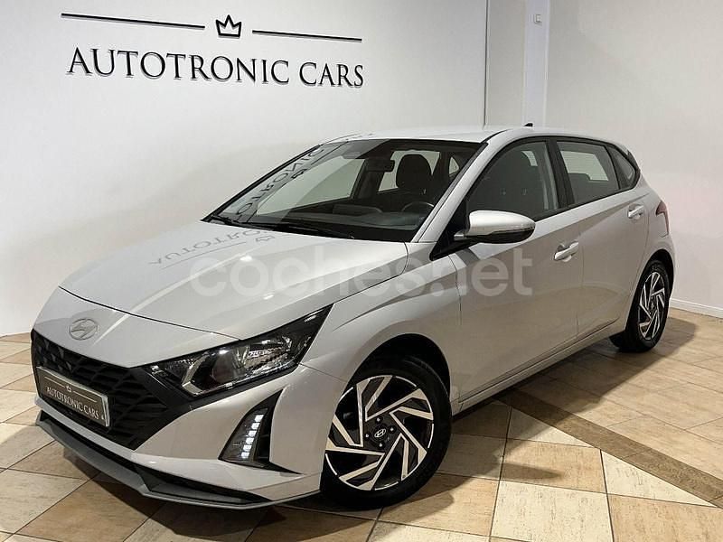 Gris / plata Usado 2023 Hyundai i20 Berlina | 15.490 € (Precio justo) - Imagen 1/4