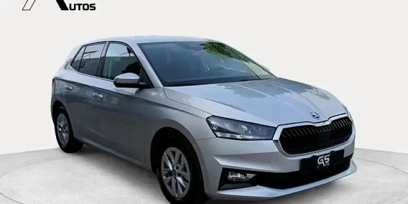 Usado Skoda Fabia Selection 116 CV (85 kW) 2025 Gris plata Utilitario