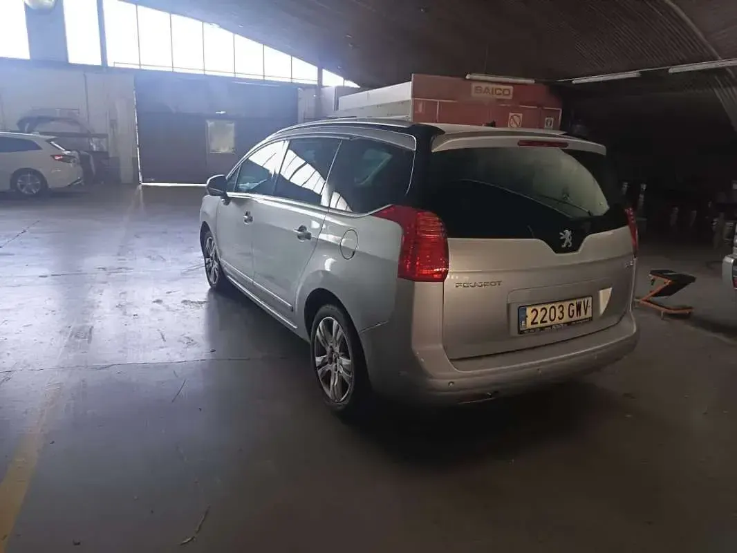 Usado Peugeot 5008 Sport 156 CV (114 kW) 2010 Plateado Monovolumen