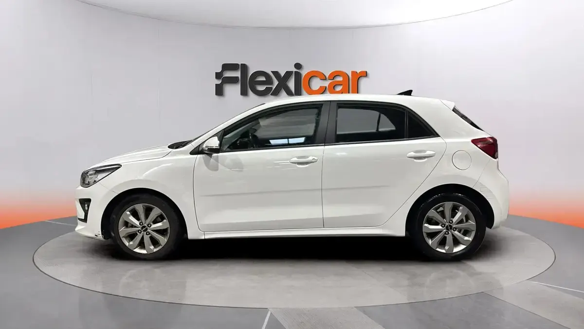 Usado Kia Rio 101 CV (74 kW) 2023 Blanco Berlina