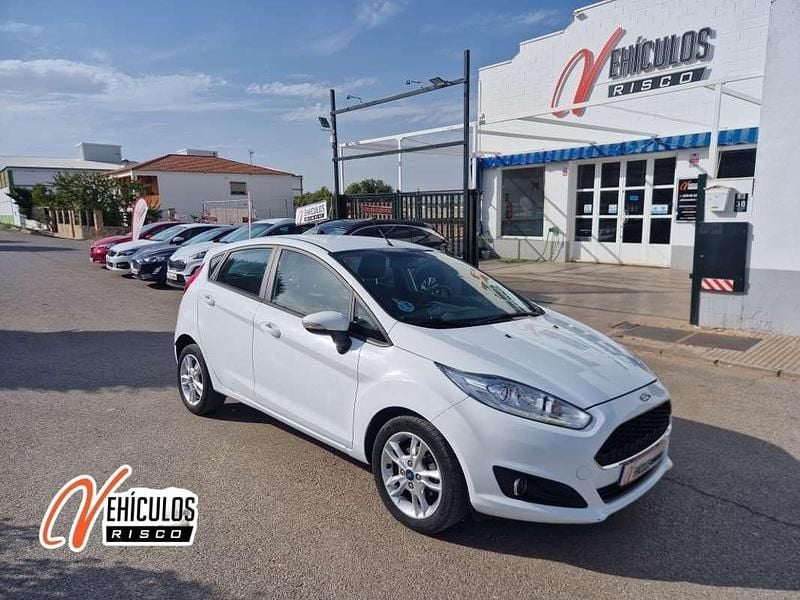 Blanco Usado 2017 Ford Fiesta Trend Utilitario | 8999 € (Precio justo) - Imagen 1/4